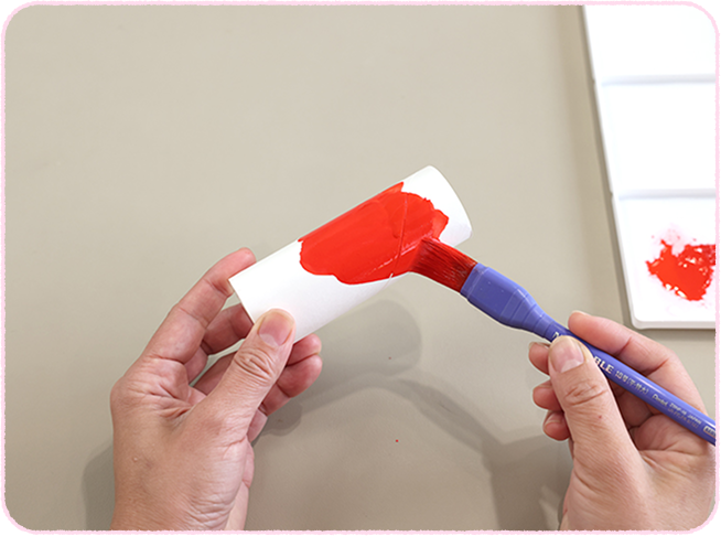 トイレットペーパーの芯を赤く塗る