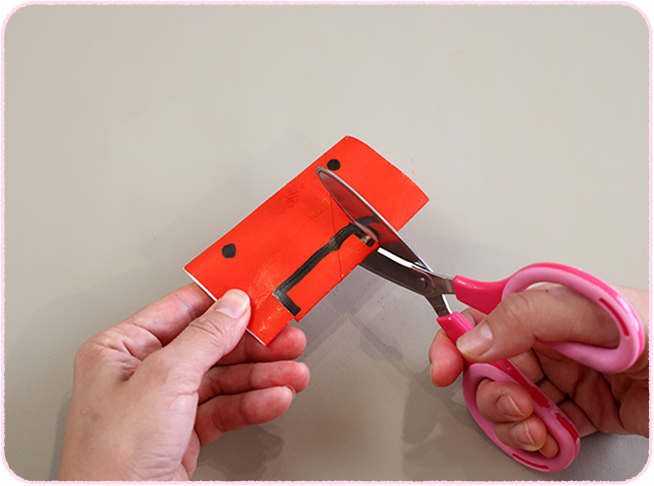 芯を半分に折り、ハサミで切りぬいて、ノンタンが乗る場所を作る。