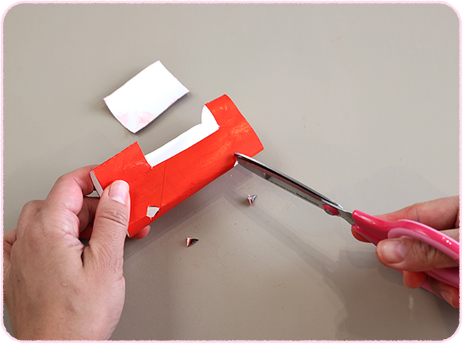 タイヤのくる位置に、竹串をとおす穴を4か所あける。